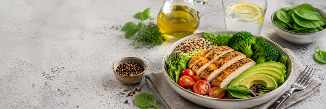 Ausgewogene Mahlzeit mit Lachs, Gemüse und Quinoa neben Hanteln, Maßband und Notizbuch als Symbol für nachhaltiges Abnehmen