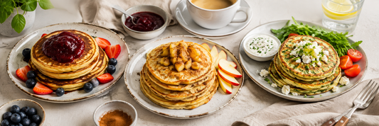Drei Varianten Protein-Pancakes ohne Zucker mit Beeren, Apfel und einer herzhaften Zucchini-Feta-Version