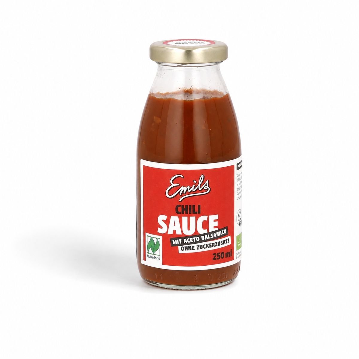 Emils Bio Chili Sauce ohne Zuckerzusatz in der 250-ml-Flasche auf weißem Hintergrund