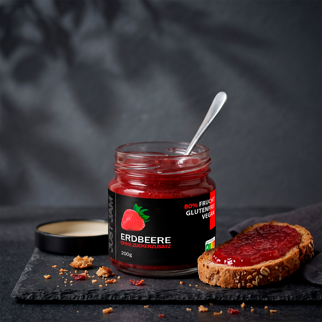 Erdbeermarmelade ohne Zuckerzusatz von Just Jam auf Brot zum Frühstück