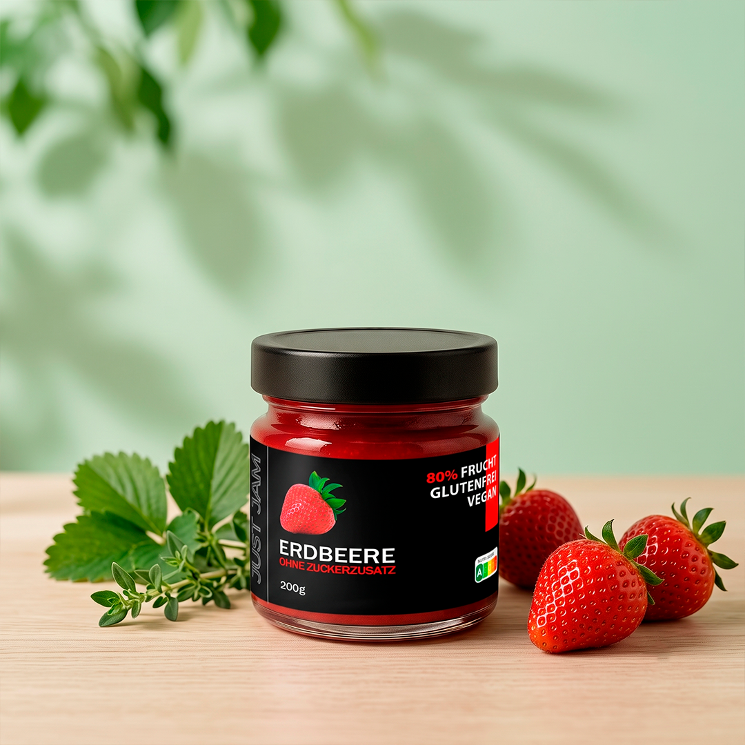 Glas Erdbeermarmelade ohne Zuckerzusatz von Just Jam mit frischen Erdbeeren