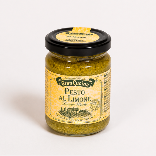Gran Cucina Pesto al Limone im 130-g-Glas auf hellem Hintergrund