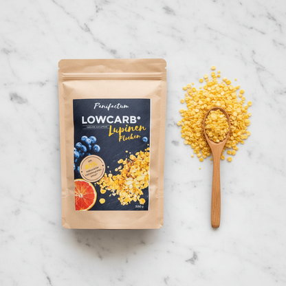 Panifactum Low Carb Lupinenflocken BIO Flatlay – goldene Lupinenflocken mit Holzlöffel, glutenfrei, 300g