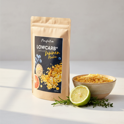 Panifactum Low Carb Lupinenflocken BIO 300g – mit Lupinenflocken in Keramikschüssel, Zitrone und Kräutern, ketogen