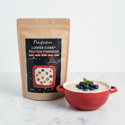 Panifactum Lower Carb Protein Porridge 500g – mit Blaubeeren in roter Keramikschüssel, ketogen, glutenfrei, 93% weniger Kohlenhydrate