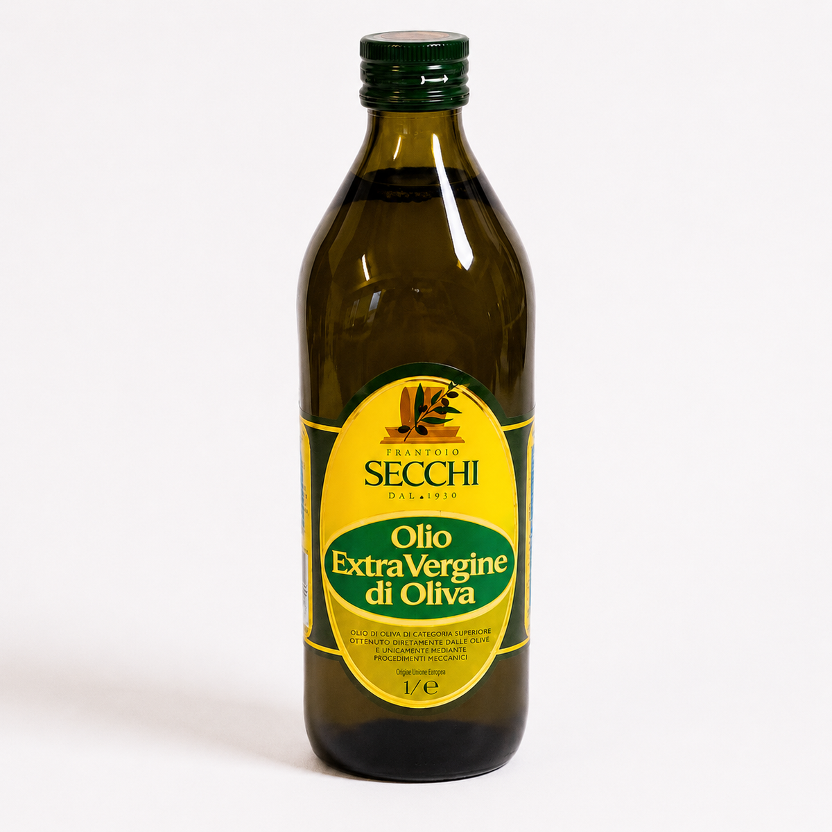 Olivenöl Extra Vergine von Secchi in der 1-Liter-Flasche auf hellem Hintergrund